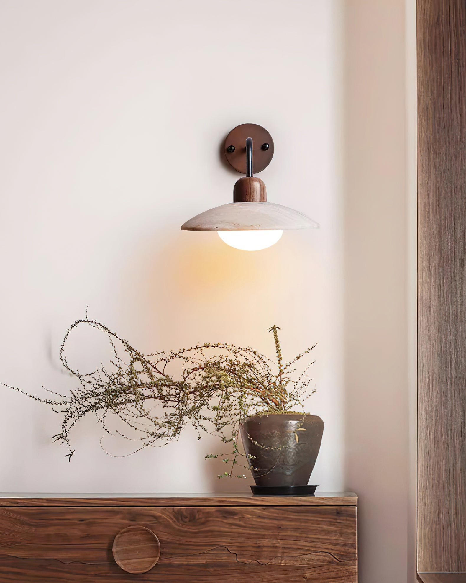 Lampada Da Parete Carolia in Travertino Giallo e Legno, Design Elegante e Moderno