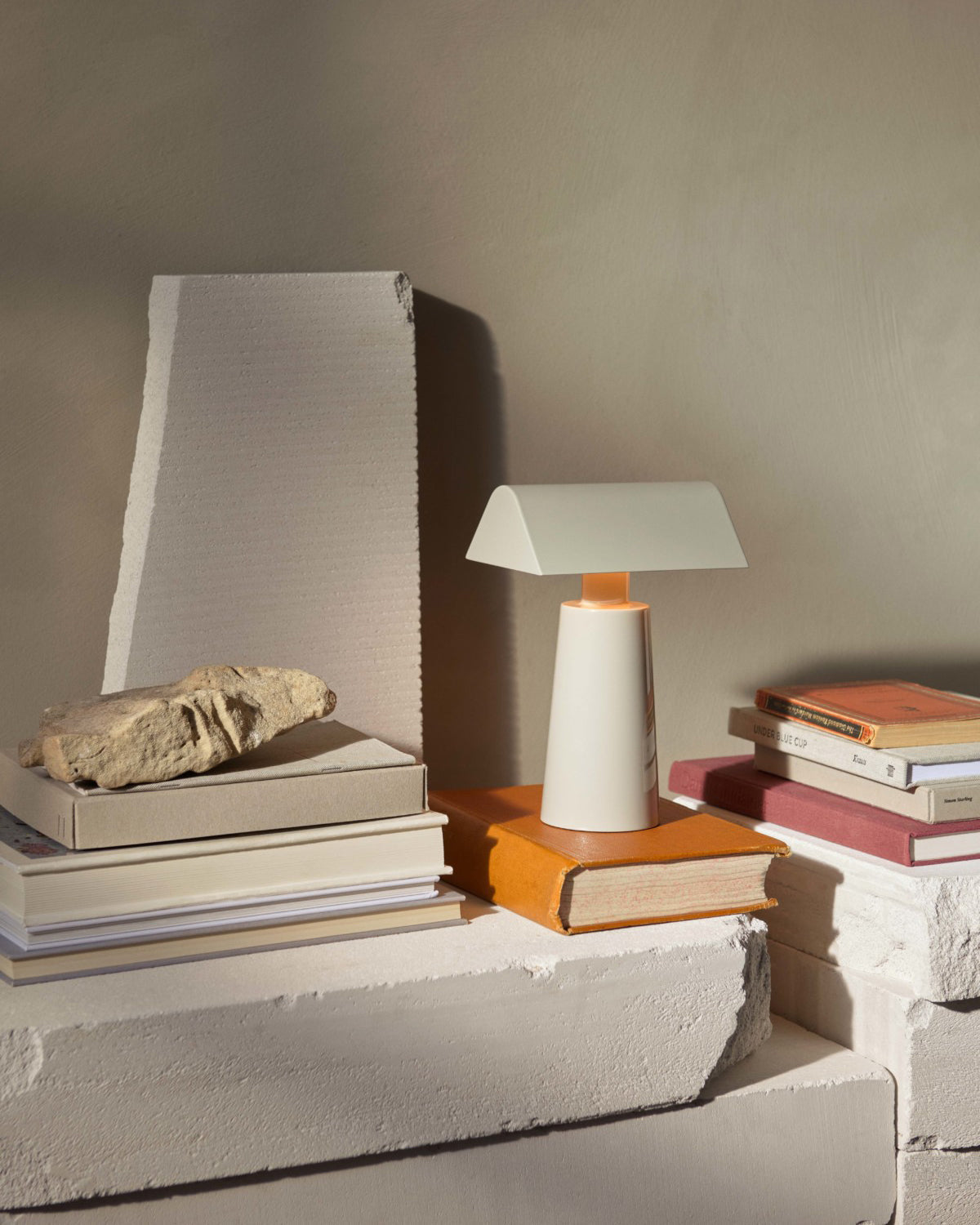 Lampada Da Tavolo Caret - Design Moderno con Luce LED e Porta USB Integrata