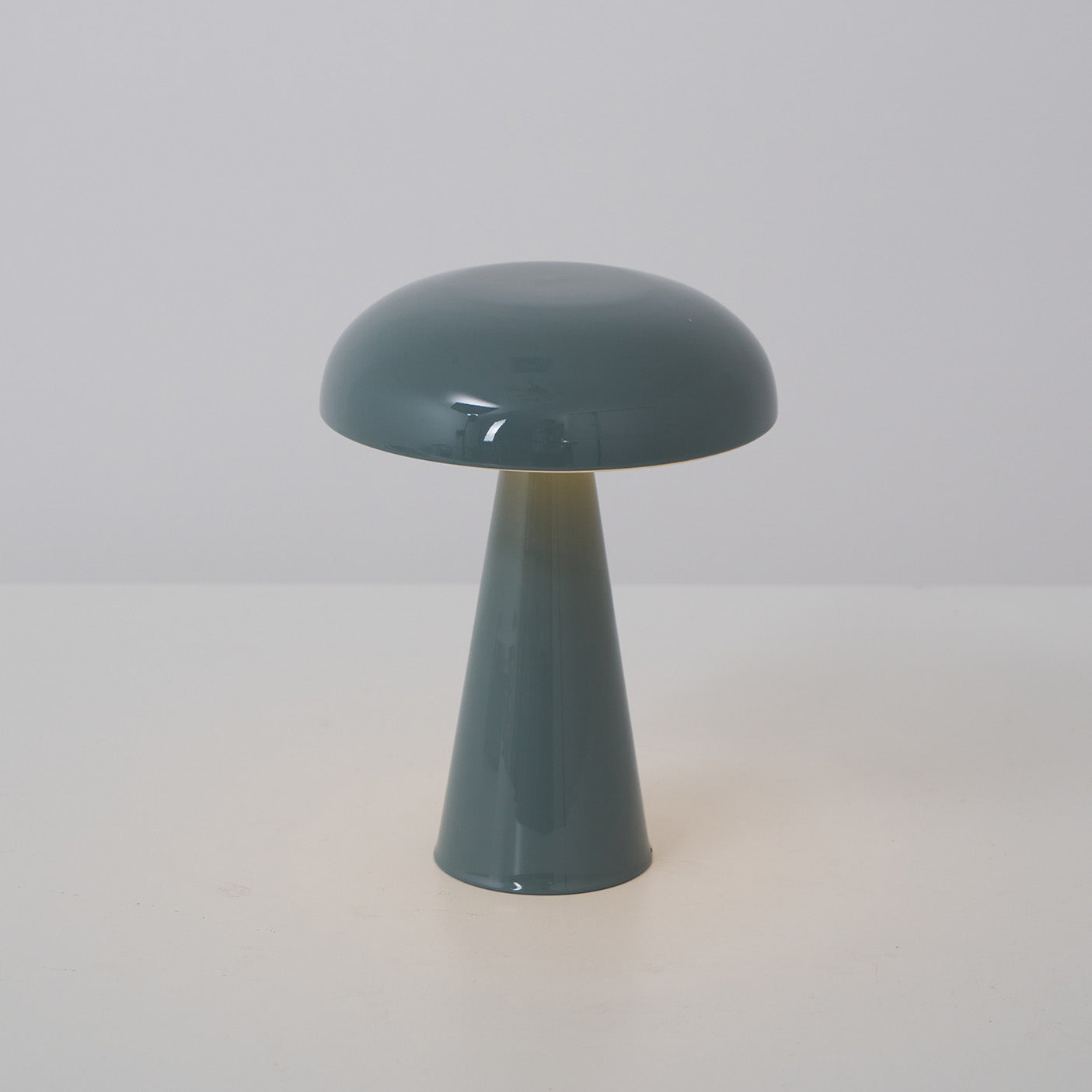 Lampada Da Tavolo Elegante Con Luce LED Integrata - Design Minimalista e Funzionale