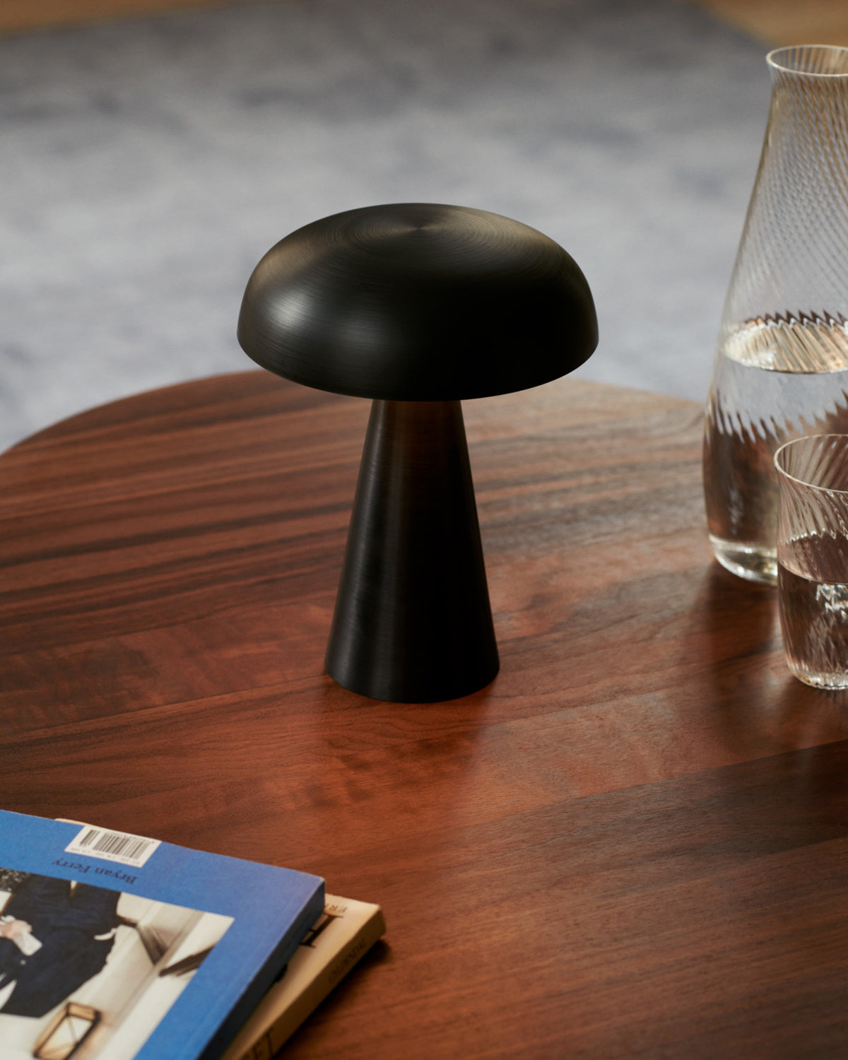 Lampada Da Tavolo Elegante Con Luce LED Integrata - Design Minimalista e Funzionale