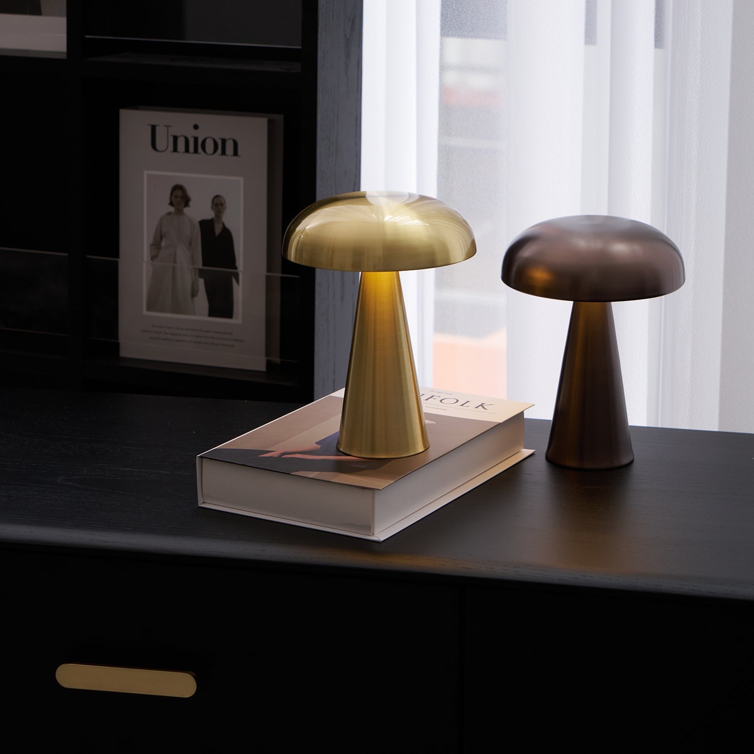 Lampada Da Tavolo Elegante Con Luce LED Integrata - Design Minimalista e Funzionale