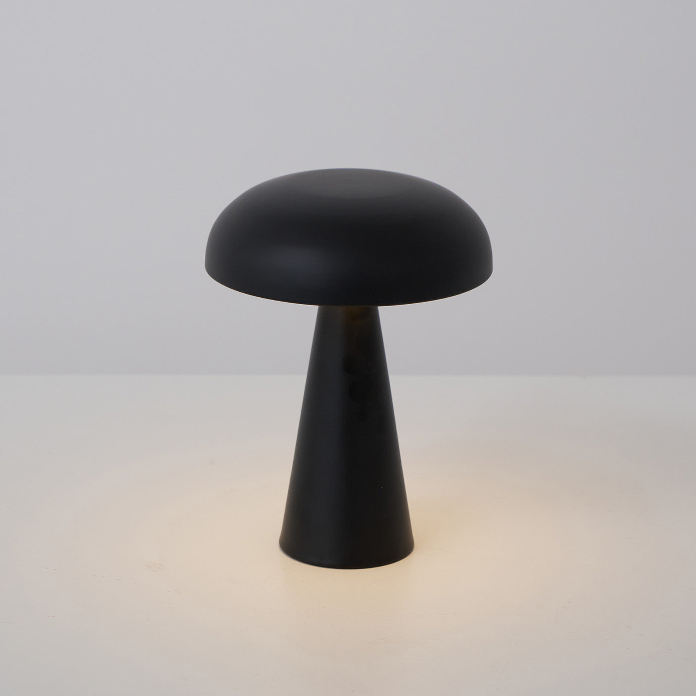 Lampada Da Tavolo Elegante Con Luce LED Integrata - Design Minimalista e Funzionale
