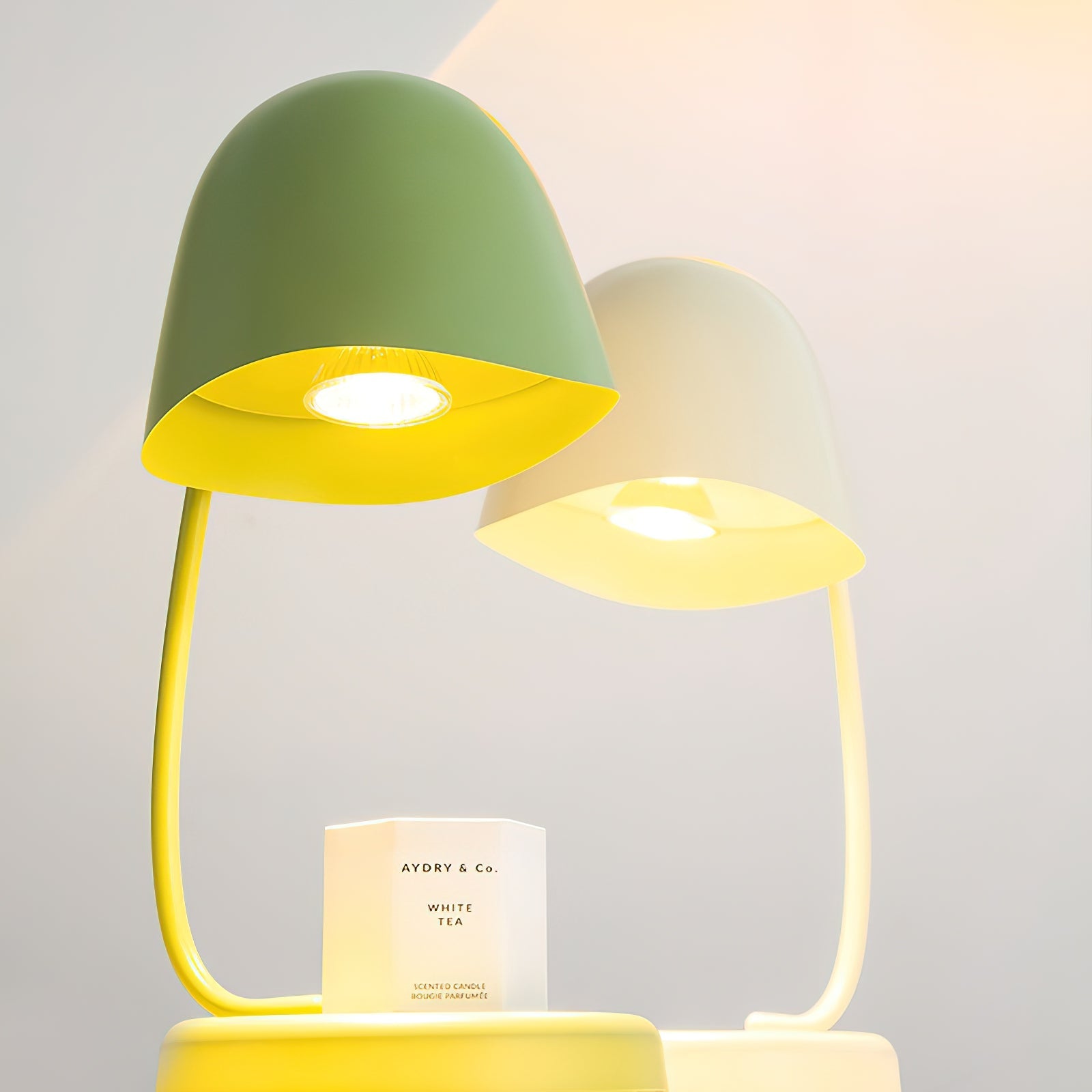 Lampada Riscaldante per Candele in Porcellana con Design Elegante e Finitura Dorata