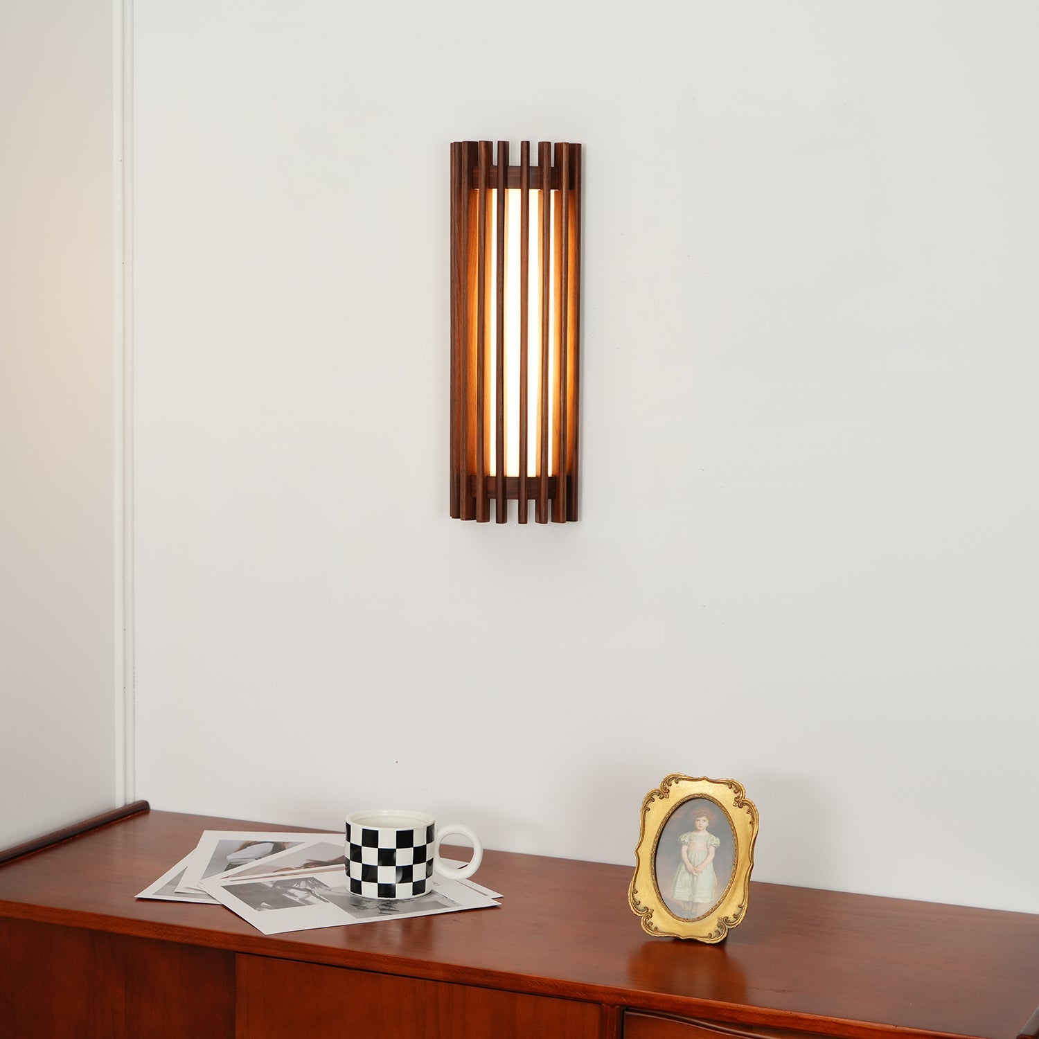 Lampada da Parete Applique in Noce Regina con LED Integrati, Design Elegante e Atmosfera Accogliente
