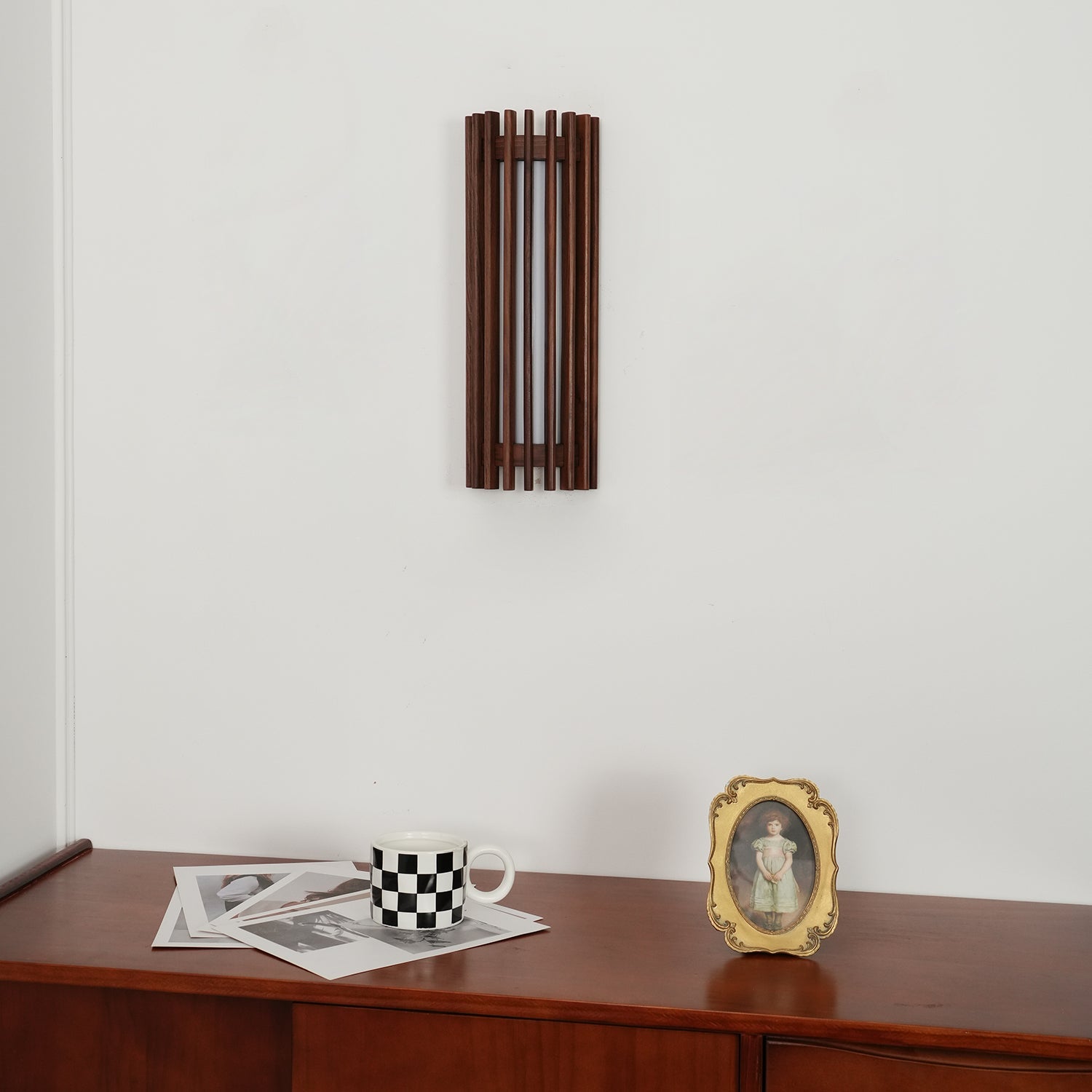 Lampada da Parete Applique in Noce Regina con LED Integrati, Design Elegante e Atmosfera Accogliente
