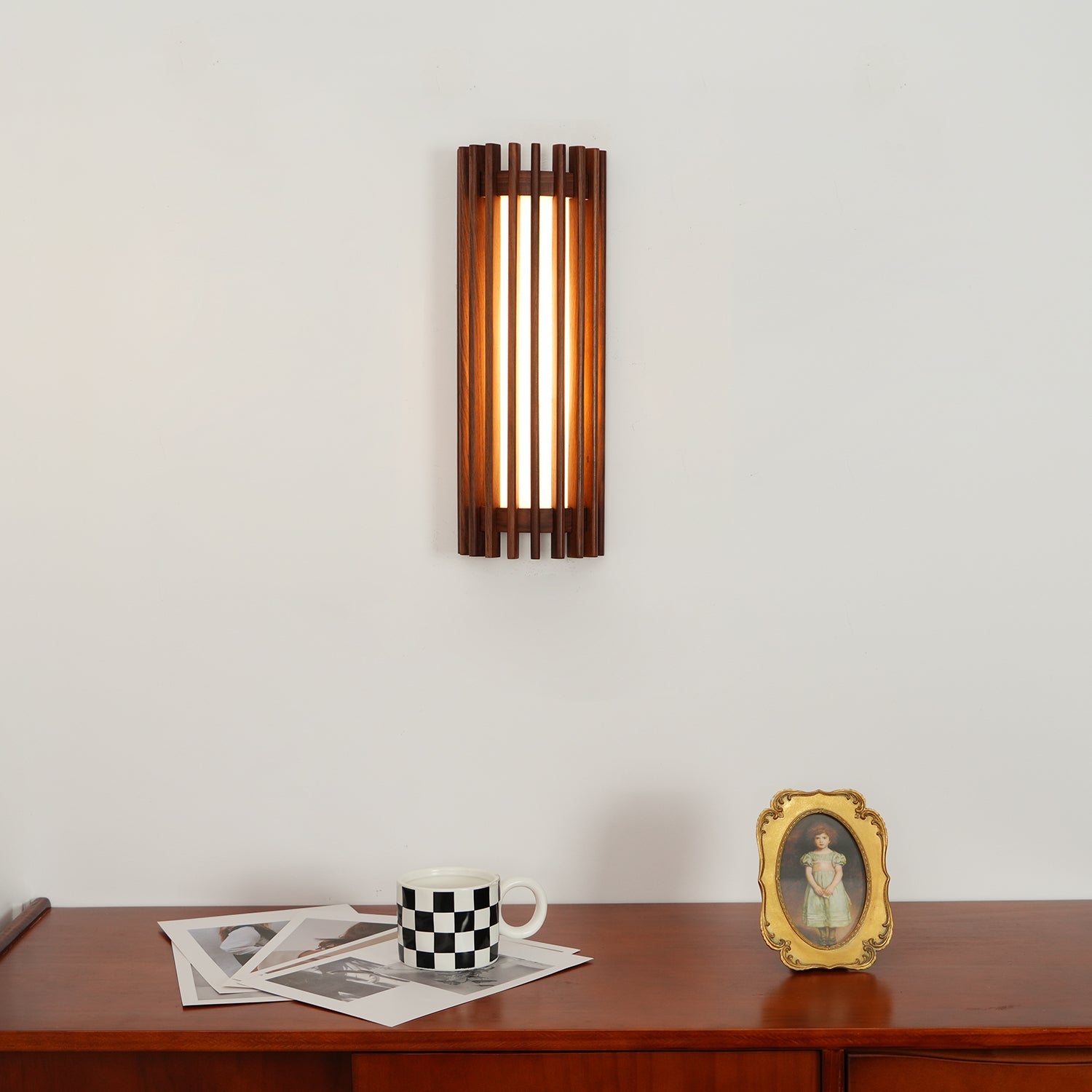 Lampada da Parete Applique in Noce Regina con LED Integrati, Design Elegante e Atmosfera Accogliente