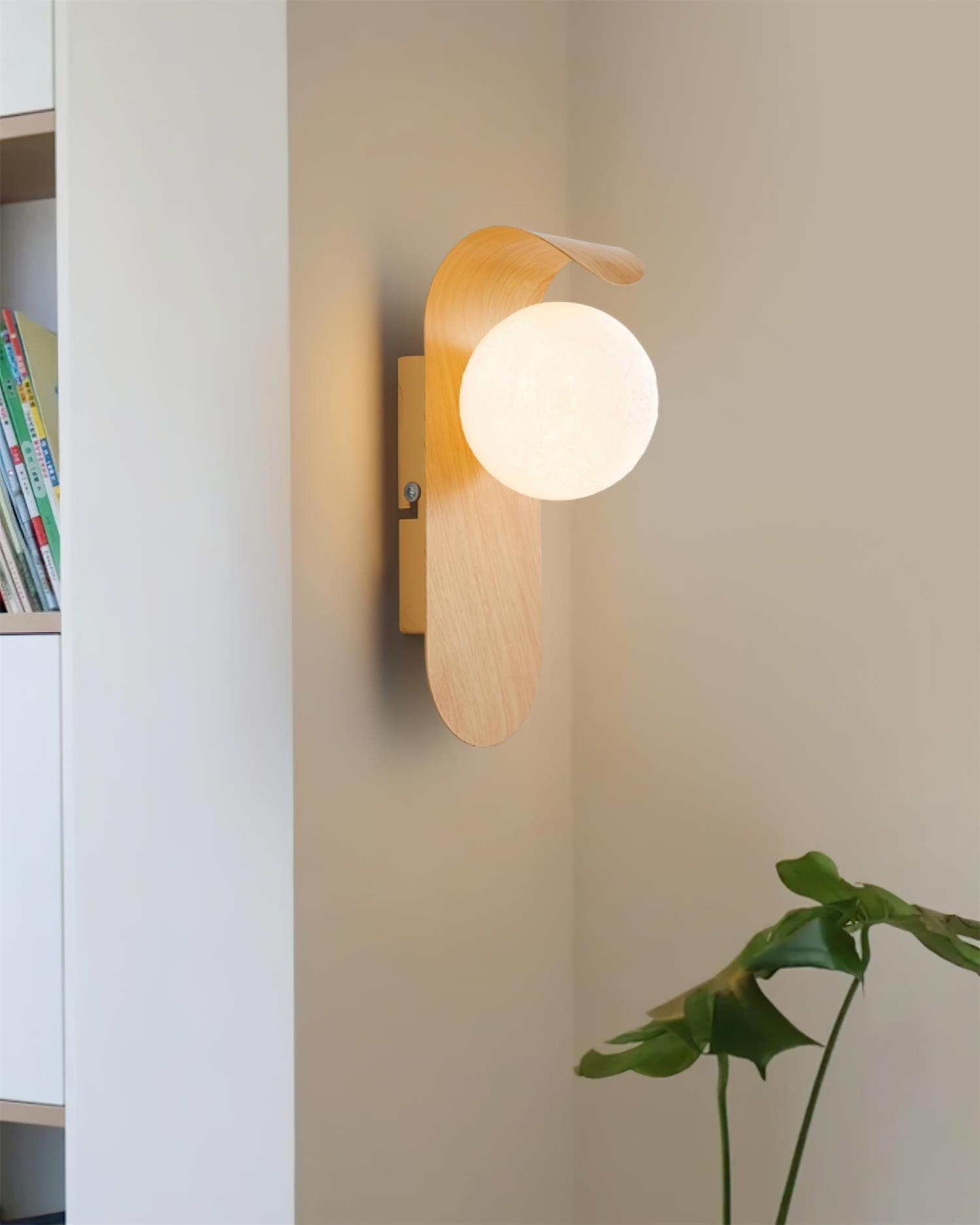 Lampada da Parete Carlyle con Base in Legno e Globo in Acrilico, Design Moderno e Accogliente