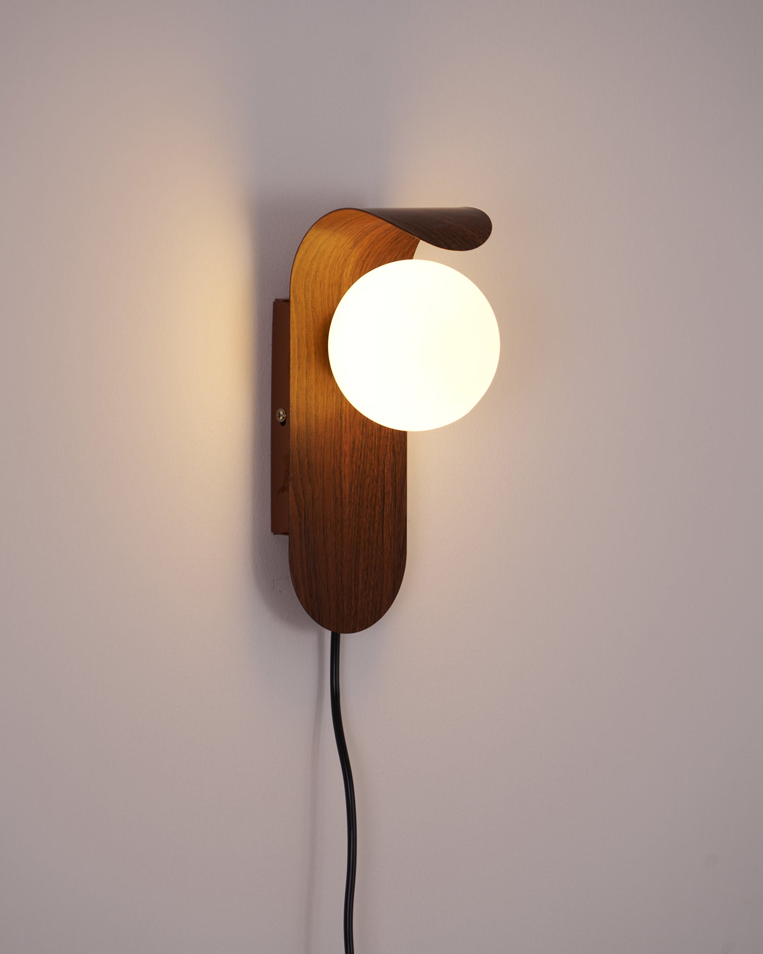 Lampada da Parete Carlyle con Base in Legno e Globo in Acrilico, Design Moderno e Accogliente