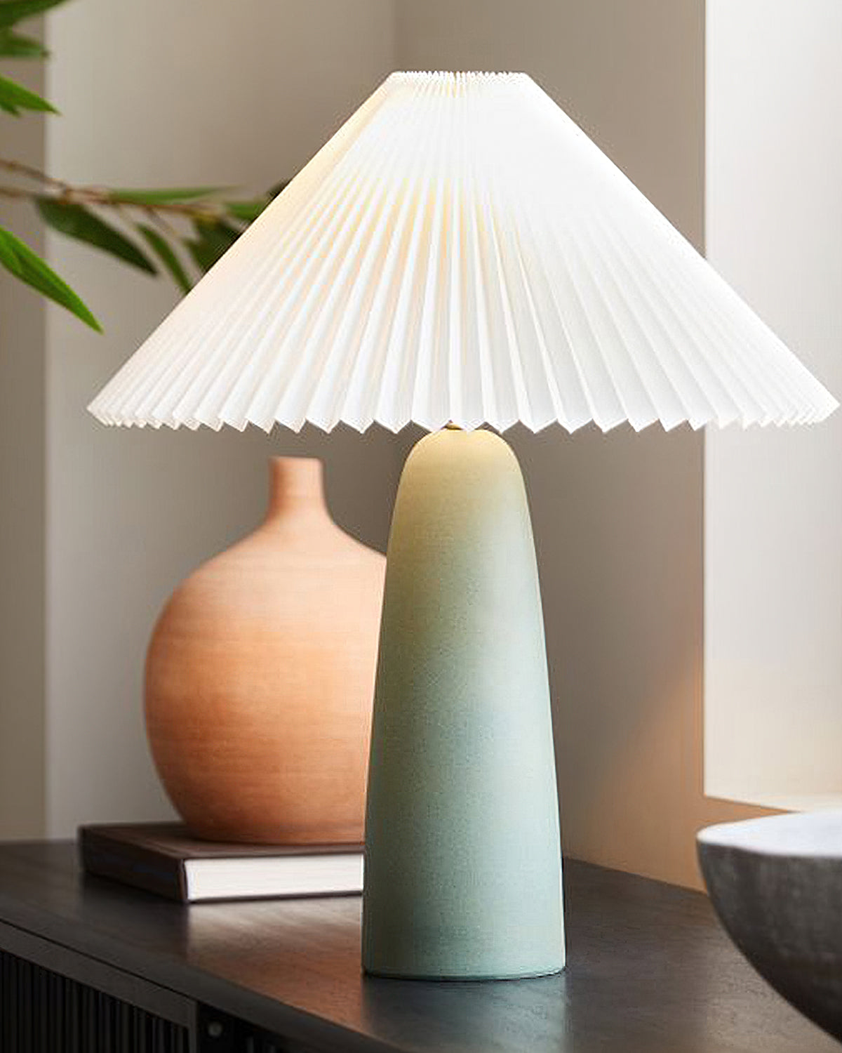 Lampada da Tavolo Elegante in Ceramica con Paralume Pieghettato – Beige e Verde, Stile Moderno, Dimensioni Ø 30cm x H 31cm / Ø 40cm x H 51cm