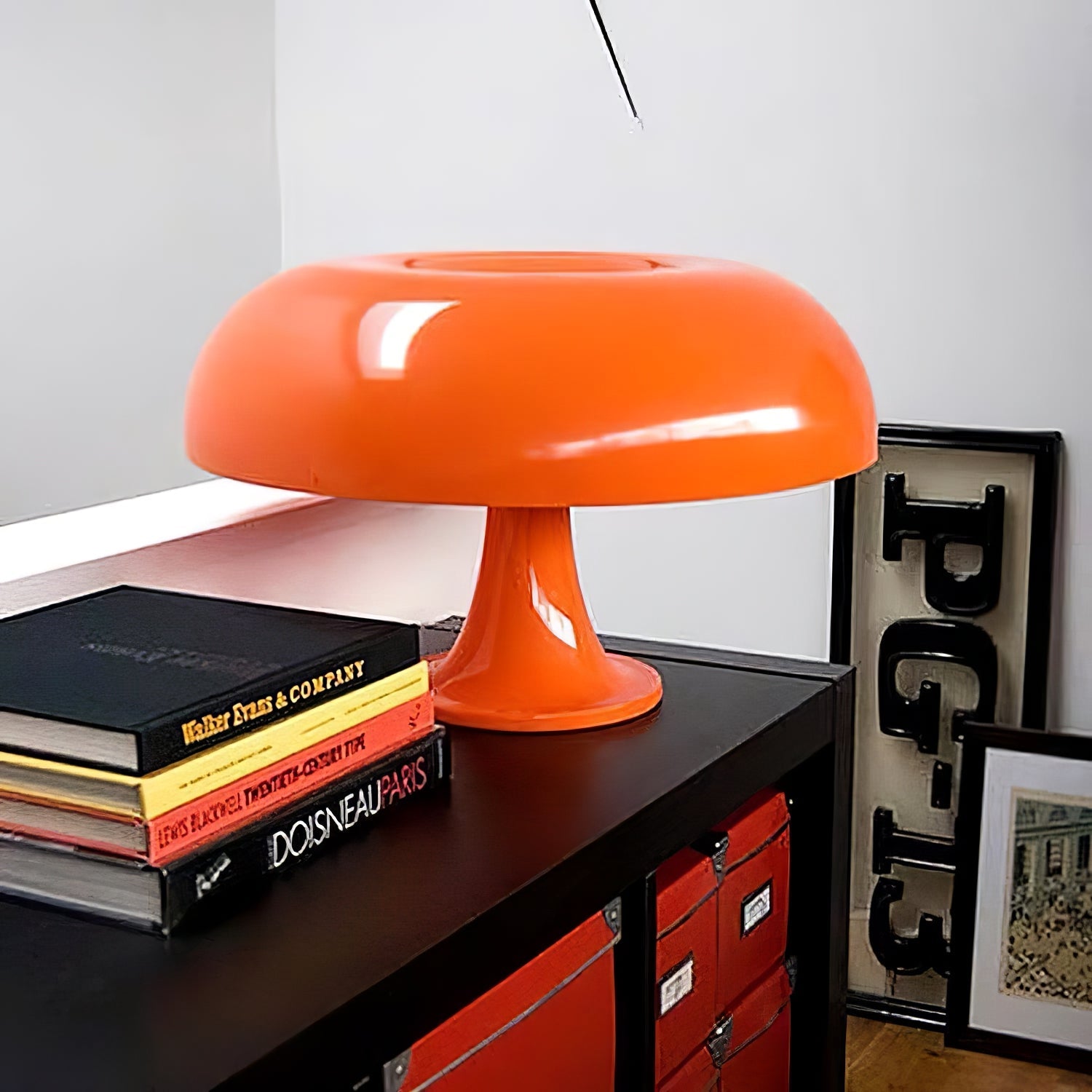 Lampada da Tavolo Nesso in Plastica Termoplastica – Design Moderno Bianco e Arancione, Diametro 32 cm, Compatibile con Lampadine E14