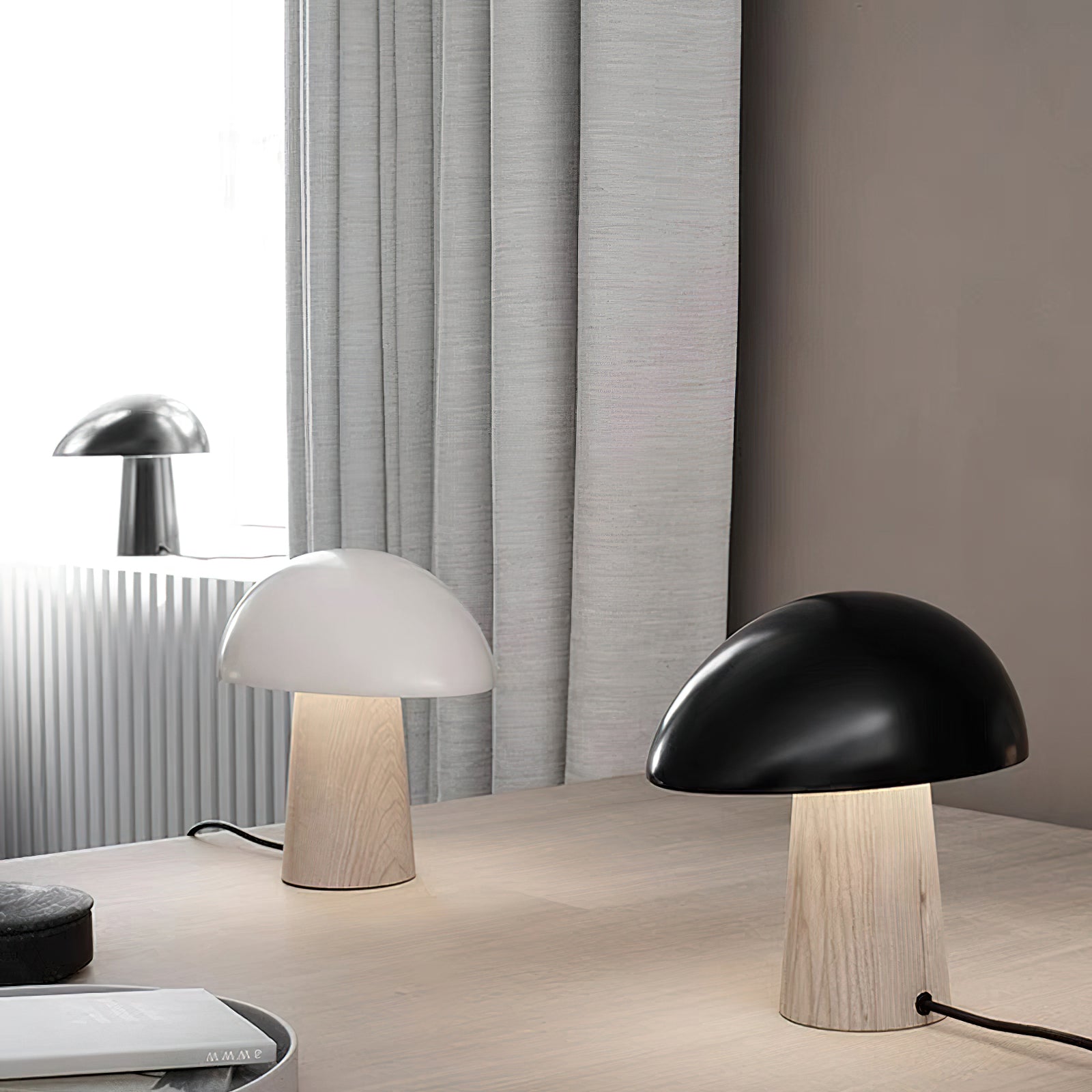 Lampada da Tavolo Notturna in Metallo con Design Elegante e Luce Regolabile – Varianti di Colore Nero, Bianco e Legno