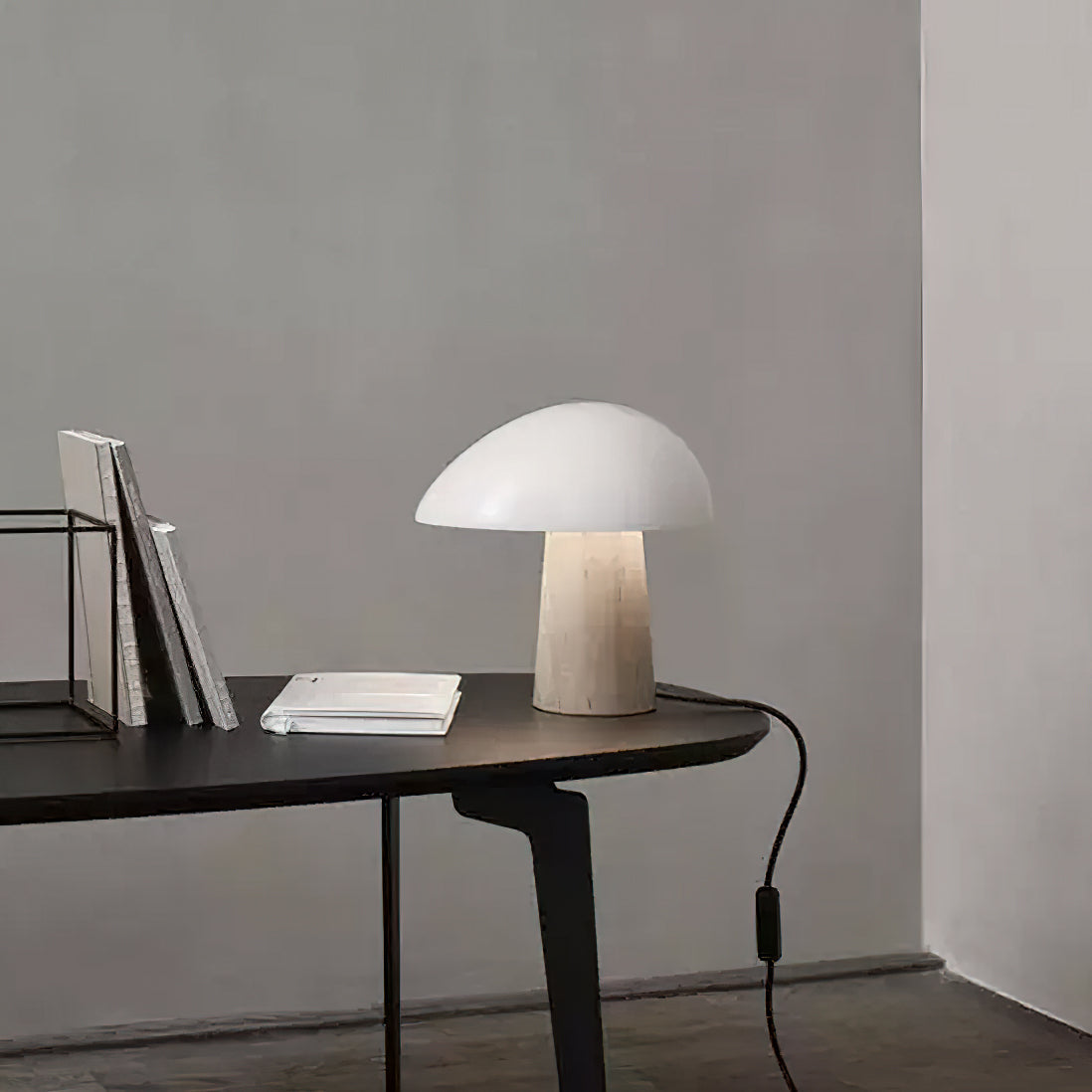 Lampada da Tavolo Notturna in Metallo con Design Elegante e Luce Regolabile – Varianti di Colore Nero, Bianco e Legno