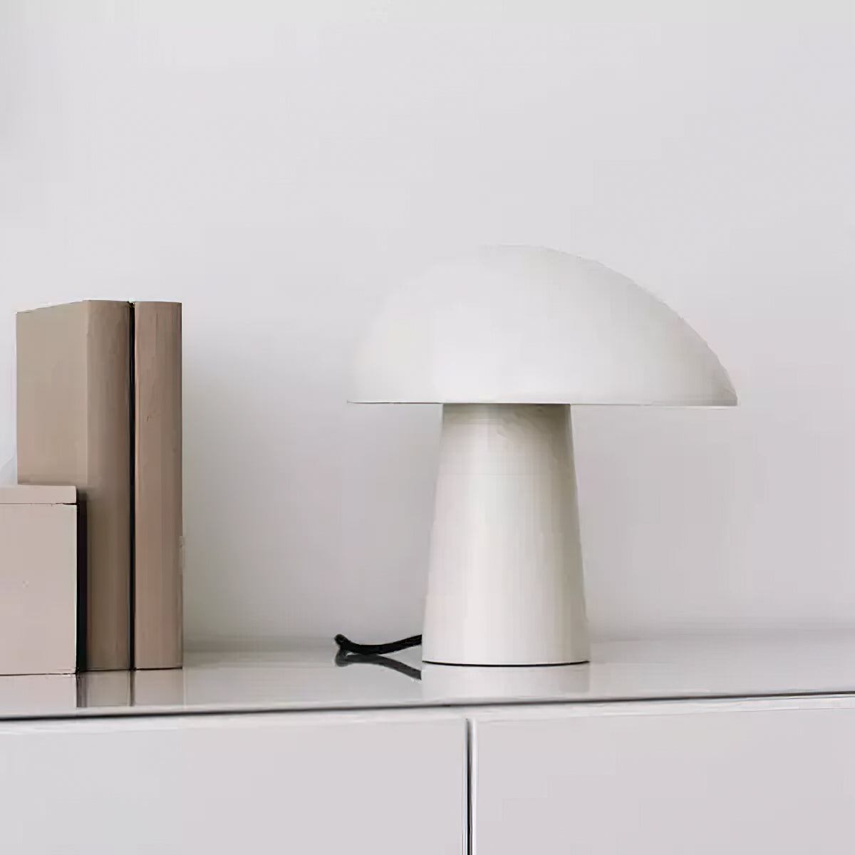 Lampada da Tavolo Notturna in Metallo con Design Elegante e Luce Regolabile – Varianti di Colore Nero, Bianco e Legno
