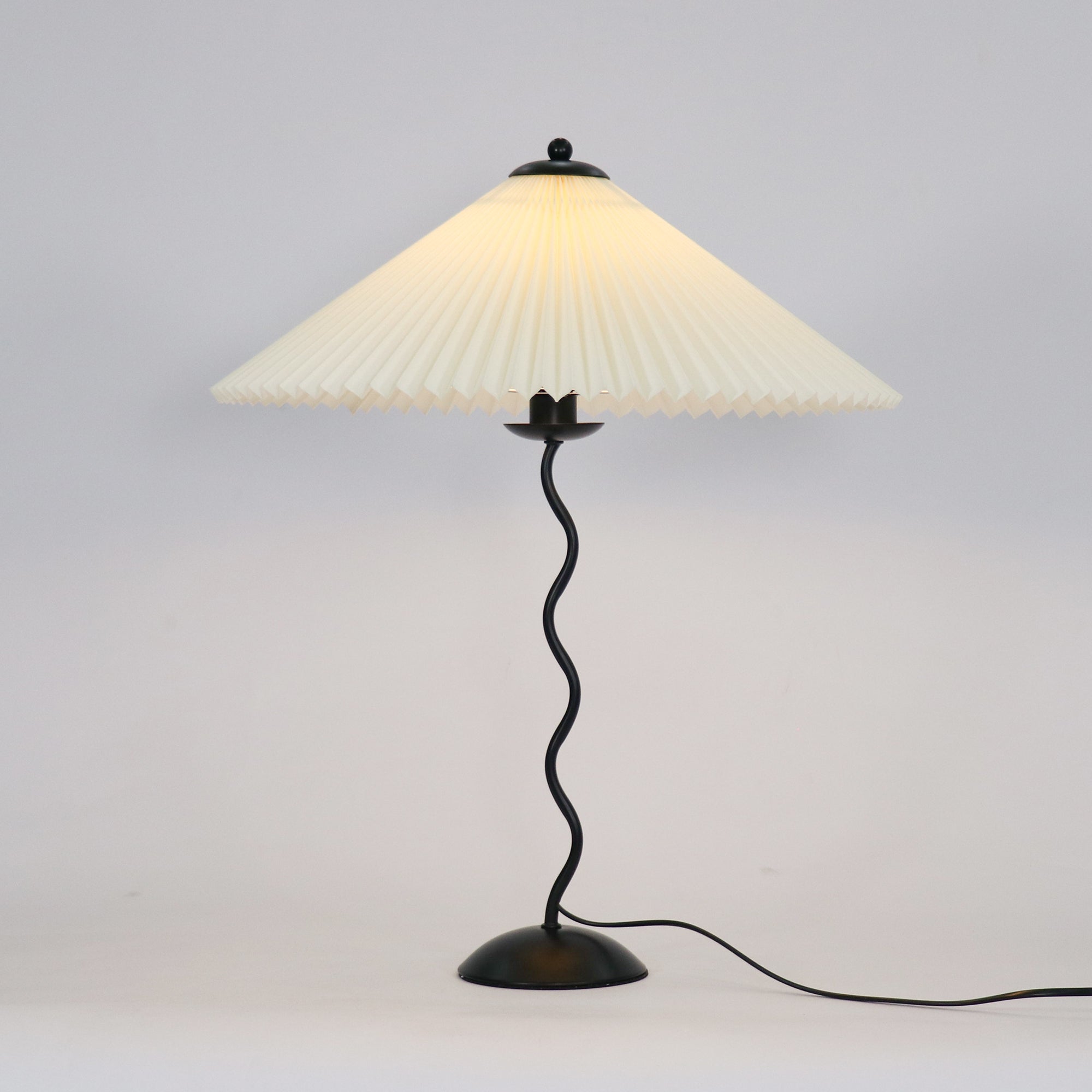Lampada da Tavolo Origami in Stile Nordico con Design Curvo in Metallo e Tessuto – Perfetta per Interni, Ø 43 cm x H 60 cm