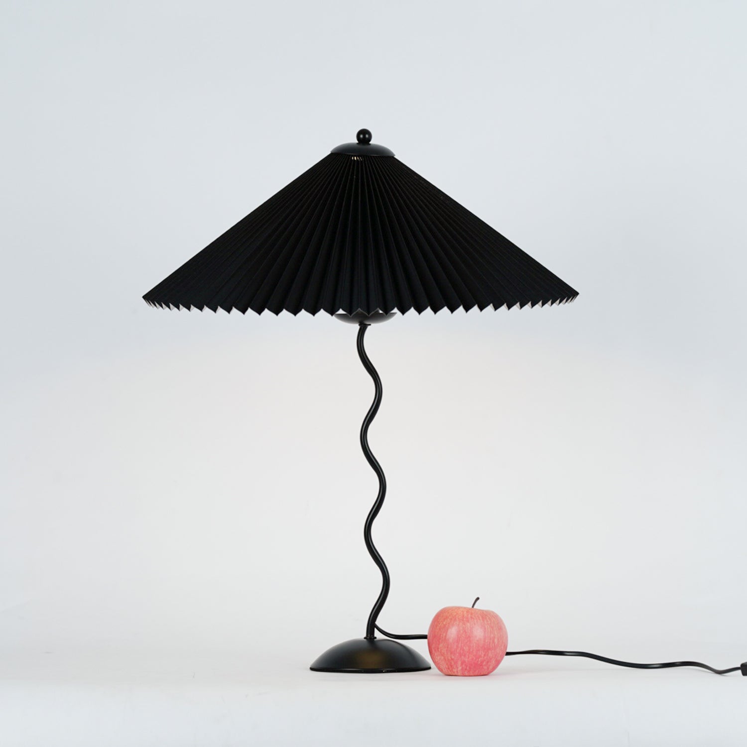 Lampada da Tavolo Origami in Stile Nordico con Design Curvo in Metallo e Tessuto – Perfetta per Interni, Ø 43 cm x H 60 cm