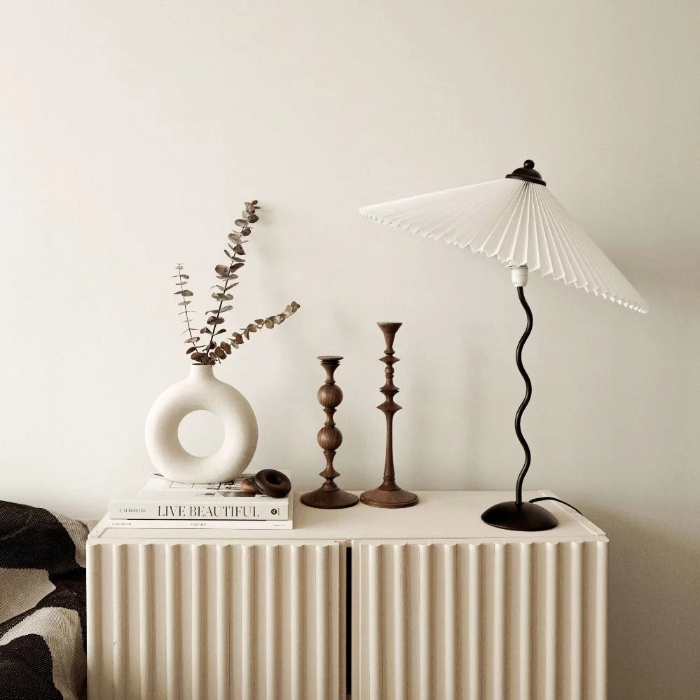 Lampada da Tavolo Origami in Stile Nordico con Design Curvo in Metallo e Tessuto – Perfetta per Interni, Ø 43 cm x H 60 cm