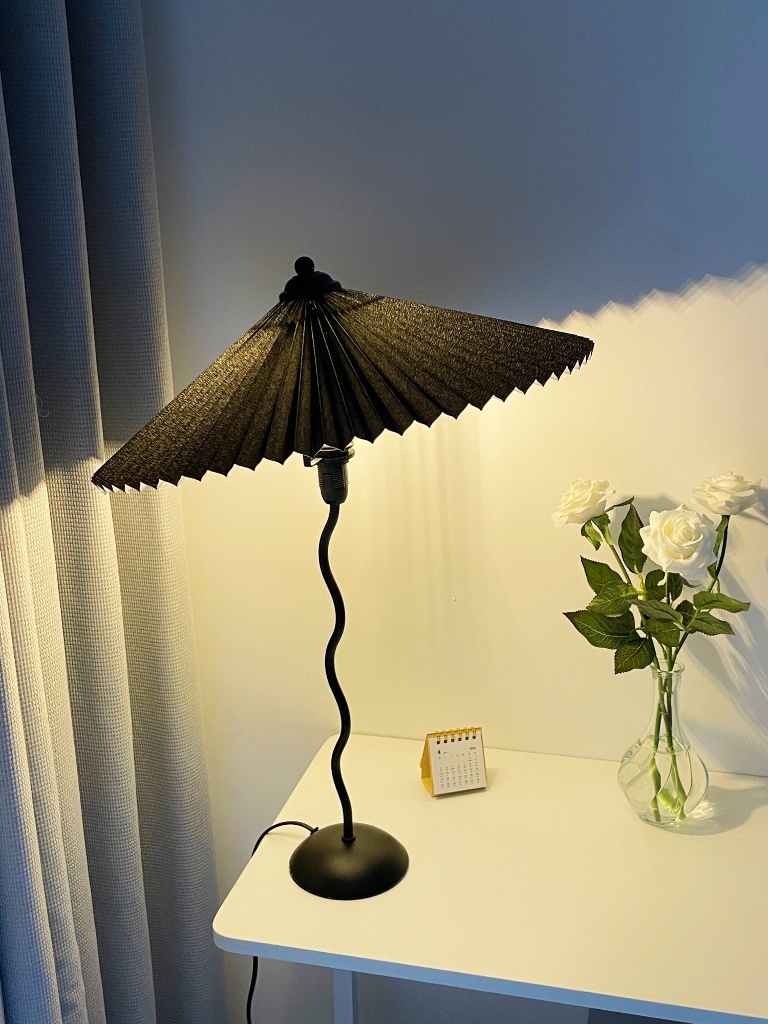 Lampada da Tavolo Origami in Stile Nordico con Design Curvo in Metallo e Tessuto – Perfetta per Interni, Ø 43 cm x H 60 cm