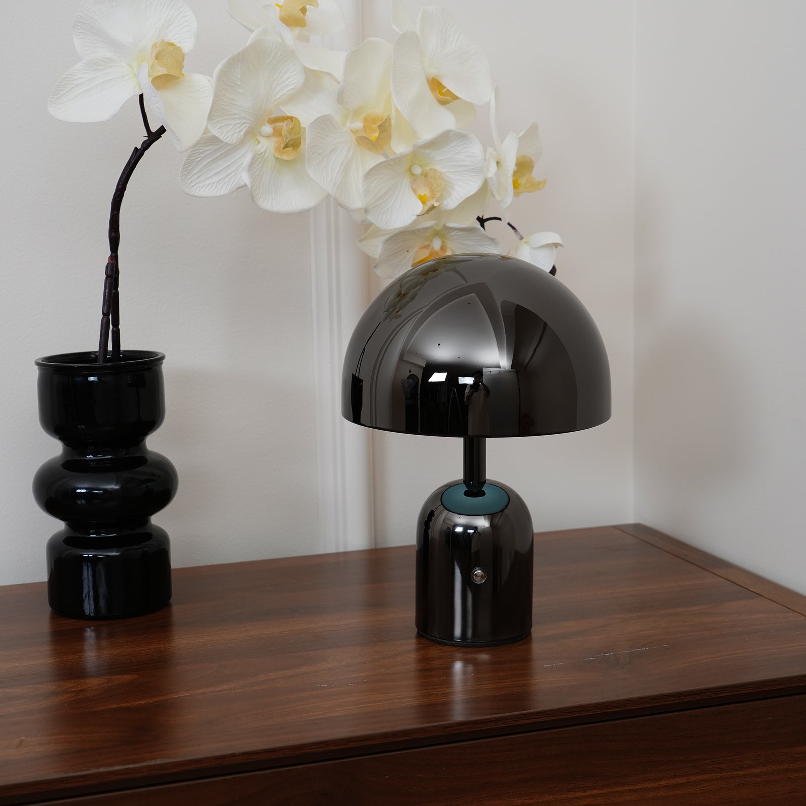 Lampada da Tavolo Portatile con Design Elegante, LED Integrati e Finitura Lucida