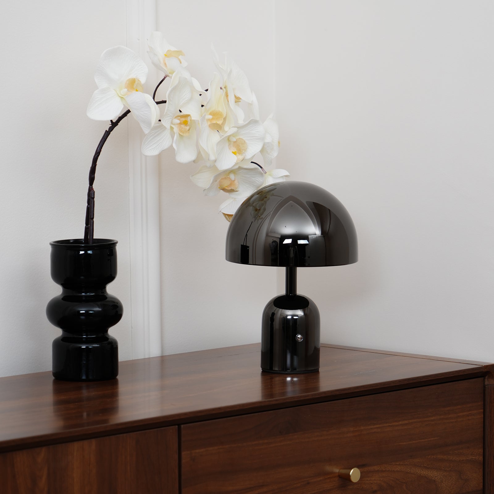 Lampada da Tavolo Portatile con Design Elegante, LED Integrati e Finitura Lucida