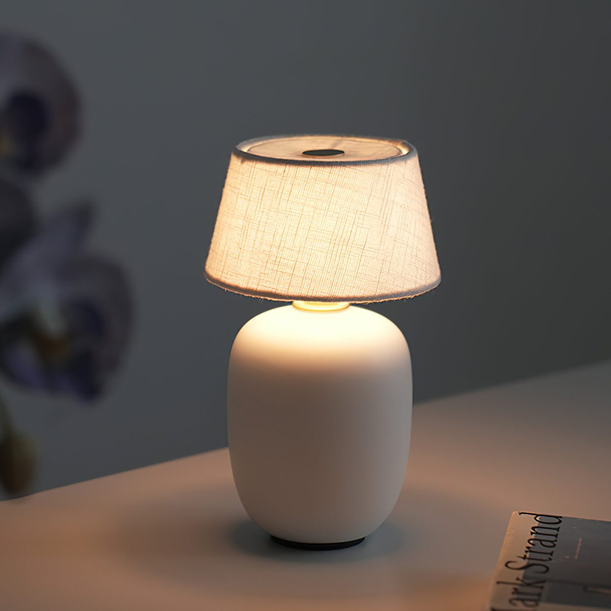 Lampada da Tavolo Senza Fili in Ceramica con Ricarica USB e Controllo Touch – Design Compatto e Moderno per Interni ed Esterni