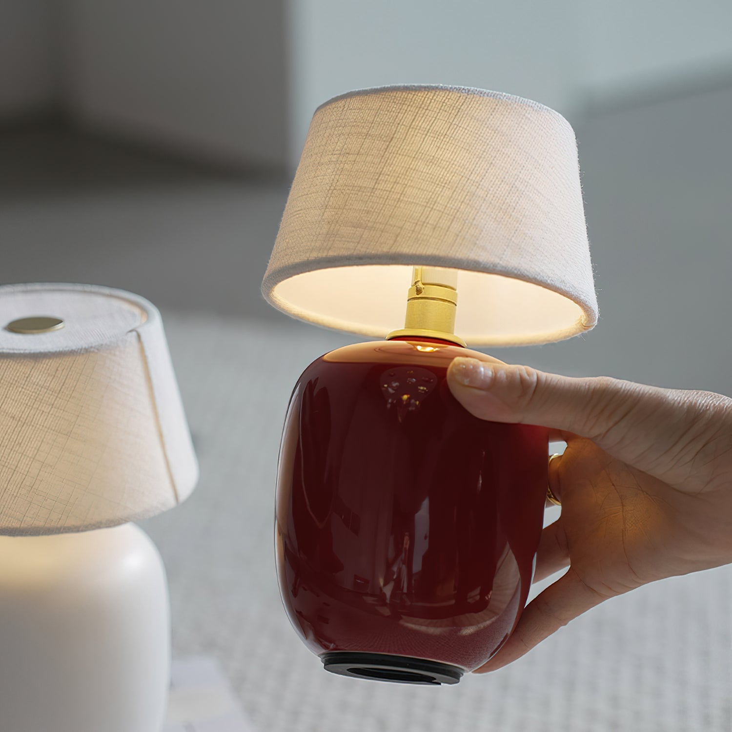 Lampada da Tavolo Senza Fili in Ceramica con Ricarica USB e Controllo Touch – Design Compatto e Moderno per Interni ed Esterni