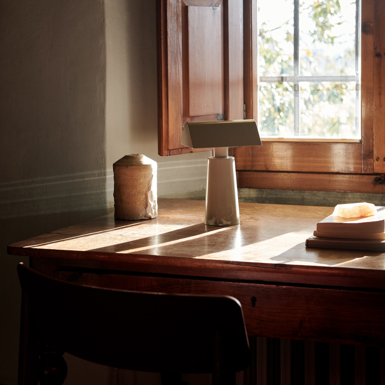 Lampada Da Tavolo Caret - Design Moderno con Luce LED e Porta USB Integrata