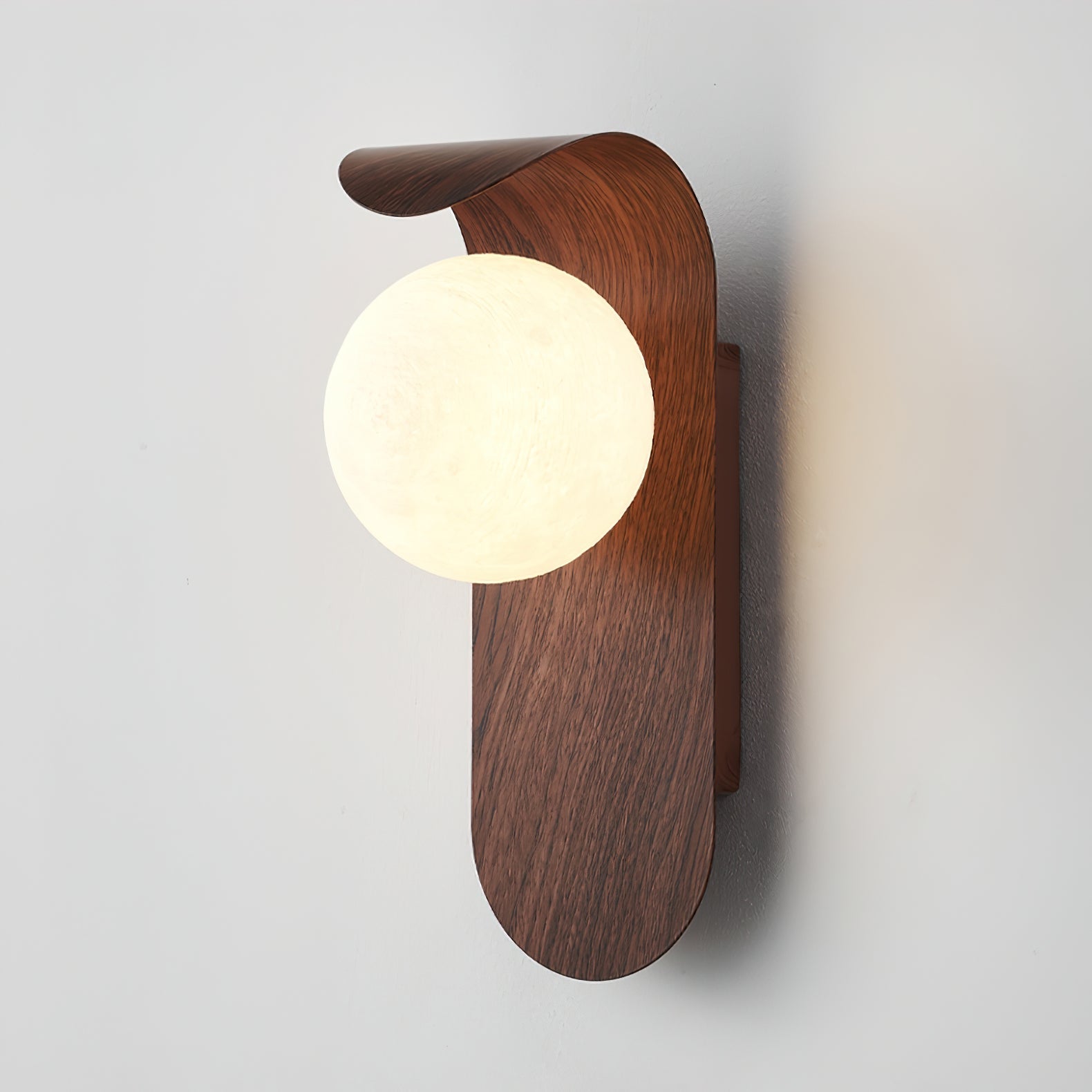 Lampada da Parete Carlyle con Base in Legno e Globo in Acrilico, Design Moderno e Accogliente