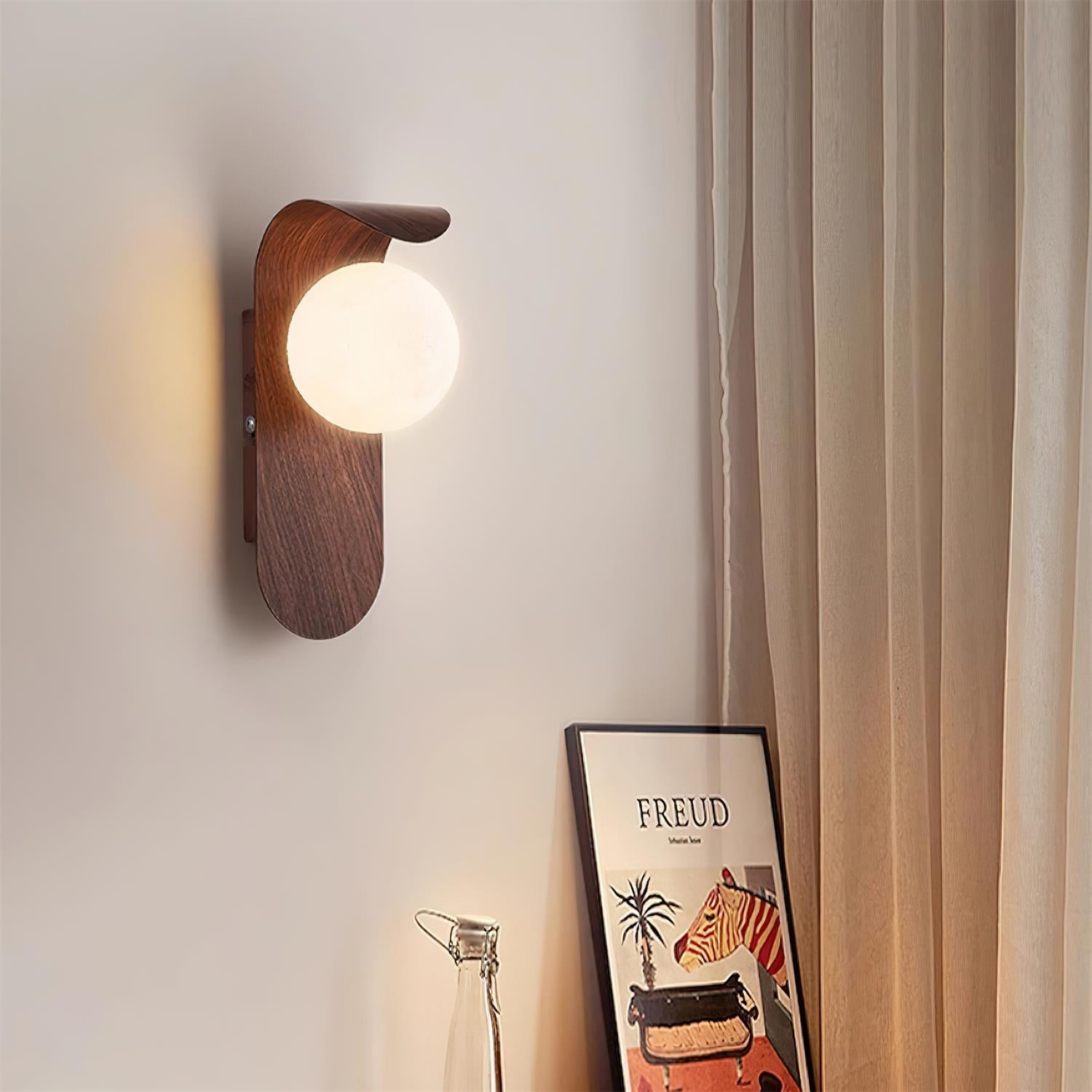 Lampada da Parete Carlyle con Base in Legno e Globo in Acrilico, Design Moderno e Accogliente