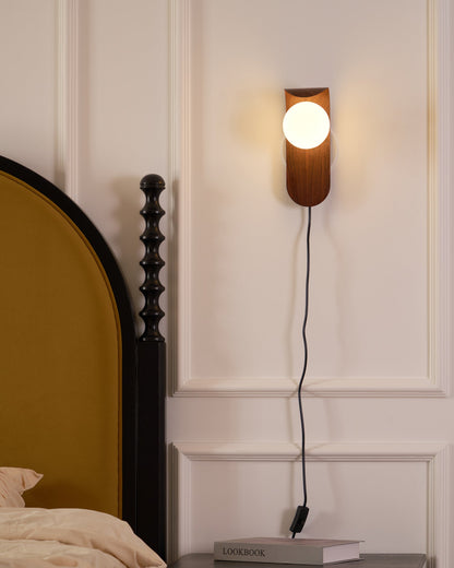 Lampada da Parete Carlyle con Base in Legno e Globo in Acrilico, Design Moderno e Accogliente