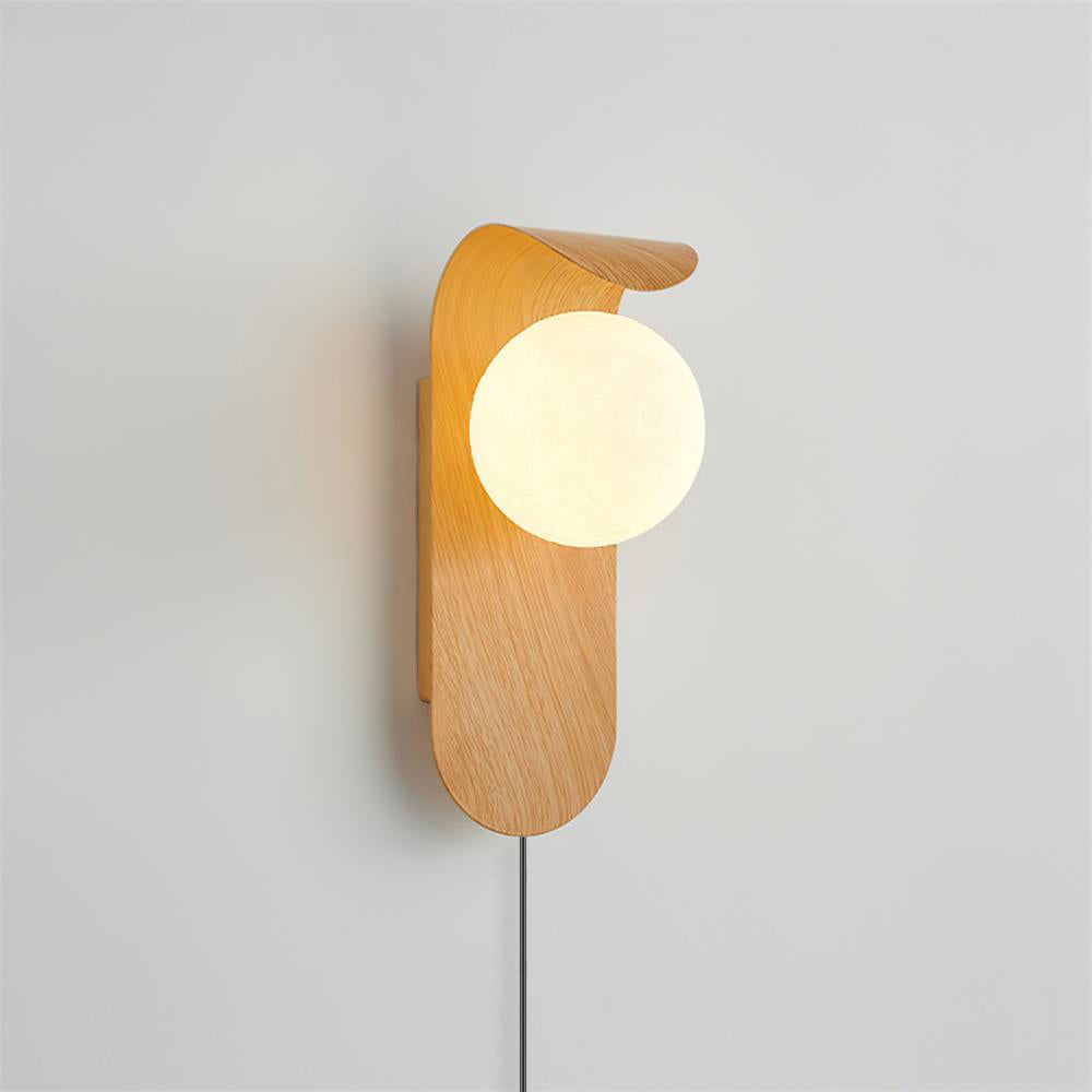 Lampada da Parete Carlyle con Base in Legno e Globo in Acrilico, Design Moderno e Accogliente