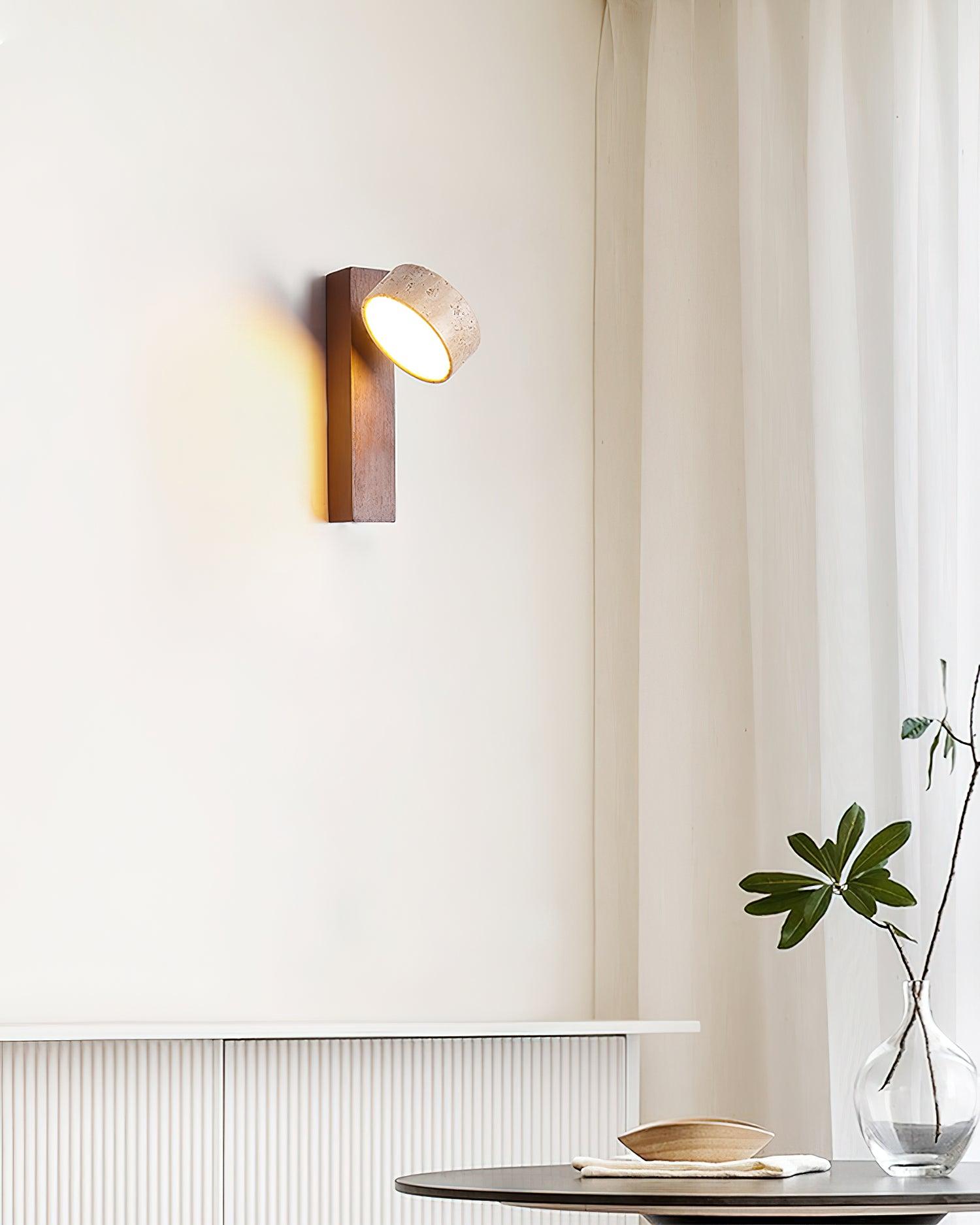 Lampada da Parete Tersus in Travertino Giallo e Legno Elegante per Ambienti Umidi