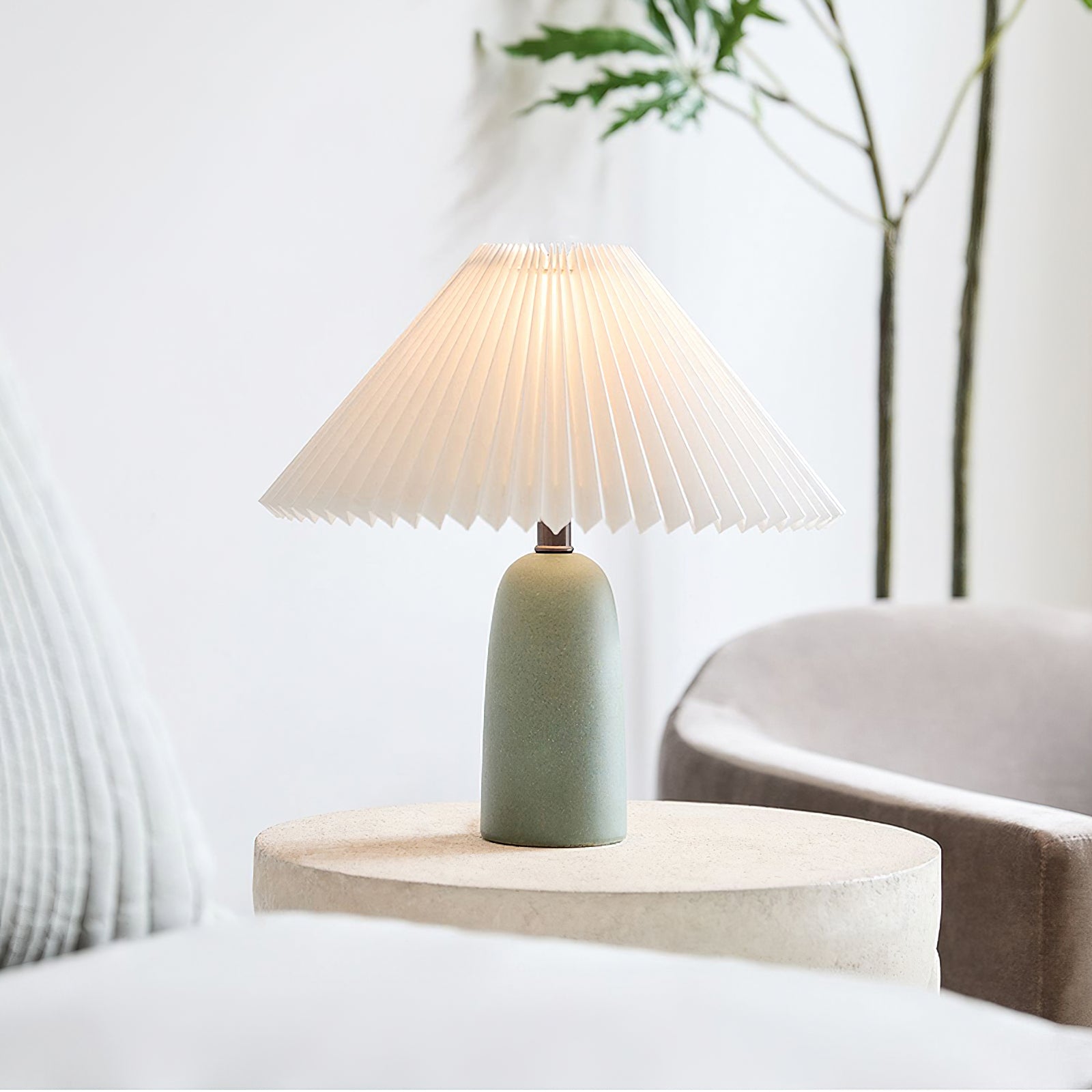 Lampada da Tavolo Elegante in Ceramica con Paralume Pieghettato – Beige e Verde, Stile Moderno, Dimensioni Ø 30cm x H 31cm / Ø 40cm x H 51cm