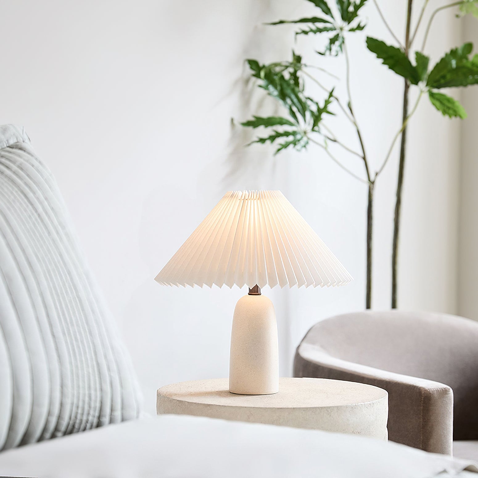 Lampada da Tavolo Elegante in Ceramica con Paralume Pieghettato – Beige e Verde, Stile Moderno, Dimensioni Ø 30cm x H 31cm / Ø 40cm x H 51cm