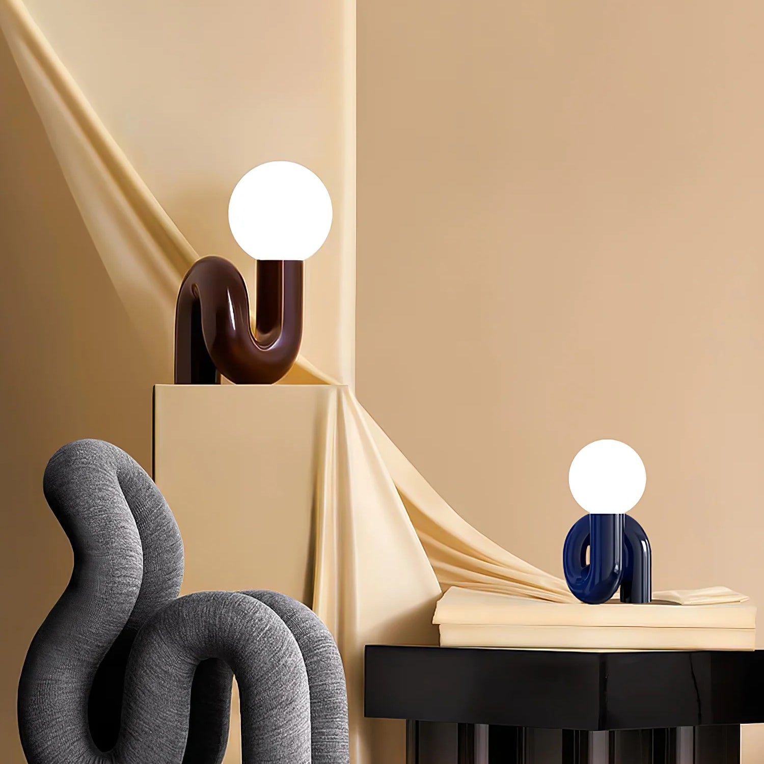 Lampada da Tavolo Industriale in Resina e Vetro – Colori Rosa, Blu, Bianco, Rosso, Diametro 26 cm, Altezza 40 cm