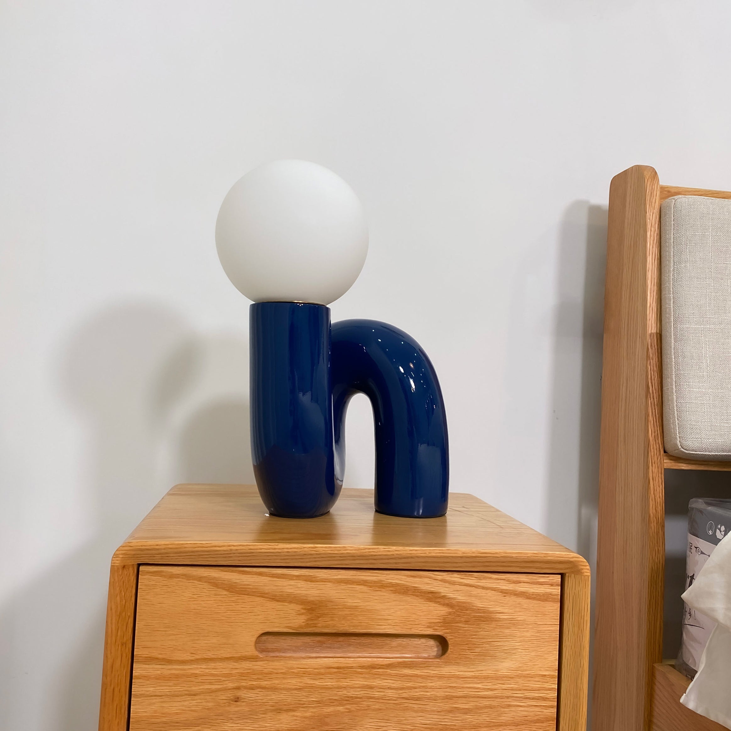 Lampada da Tavolo Industriale in Resina e Vetro – Colori Rosa, Blu, Bianco, Rosso, Diametro 26 cm, Altezza 40 cm