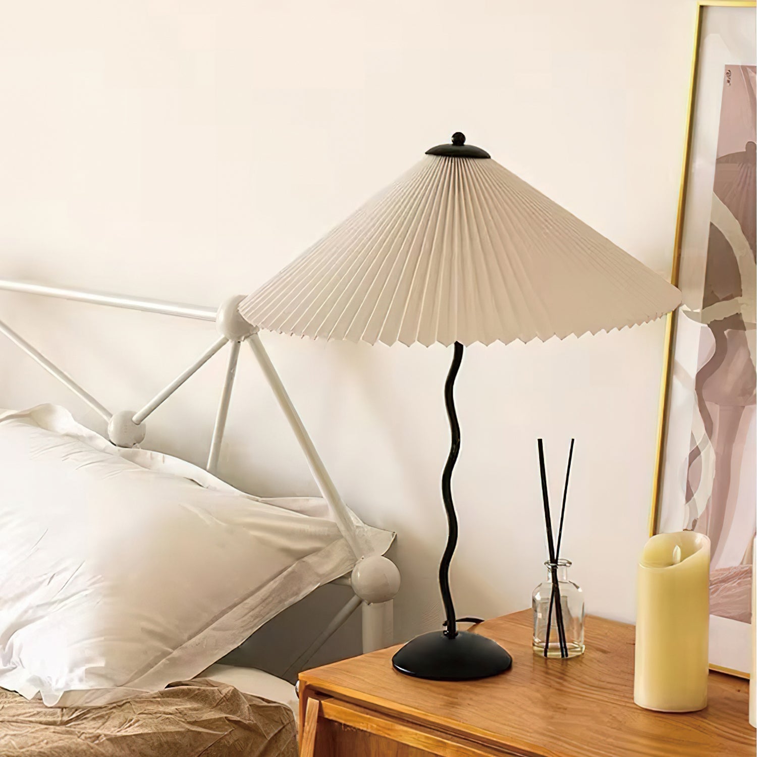 Lampada da Tavolo Origami in Stile Nordico con Design Curvo in Metallo e Tessuto – Perfetta per Interni, Ø 43 cm x H 60 cm