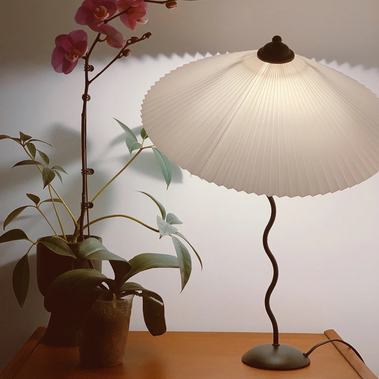 Lampada da Tavolo Origami in Stile Nordico con Design Curvo in Metallo e Tessuto – Perfetta per Interni, Ø 43 cm x H 60 cm