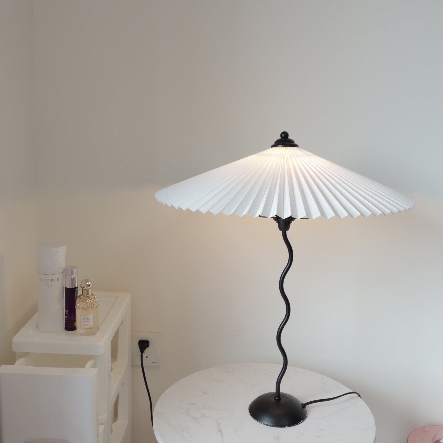 Lampada da Tavolo Origami in Stile Nordico con Design Curvo in Metallo e Tessuto – Perfetta per Interni, Ø 43 cm x H 60 cm