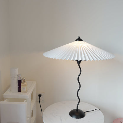 Lampada da Tavolo Origami in Stile Nordico con Design Curvo in Metallo e Tessuto – Perfetta per Interni, Ø 43 cm x H 60 cm