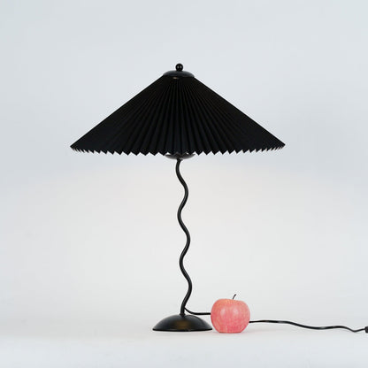 Lampada da Tavolo Origami in Stile Nordico con Design Curvo in Metallo e Tessuto – Perfetta per Interni, Ø 43 cm x H 60 cm