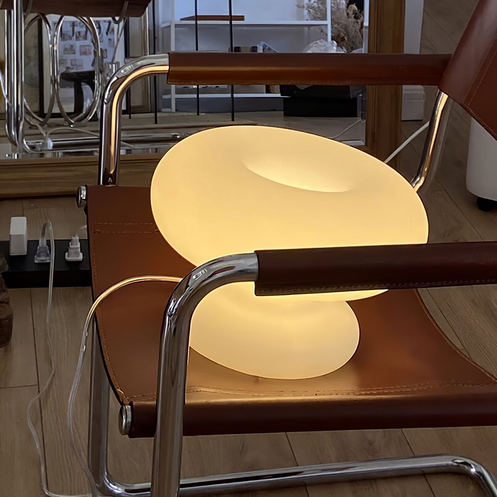 Lampada da Tavolo a Forma di Ciambella in Vetro Satinato – Design Moderno per Illuminazione Interna, Bianco, 28 cm