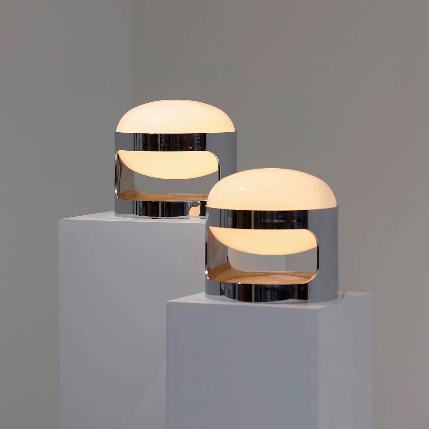 Lampada da Tavolo in Acciaio Inossidabile e Acrilico, Design Medievale, Ø 25 cm x H 24 cm, Colore Argento e Bianco