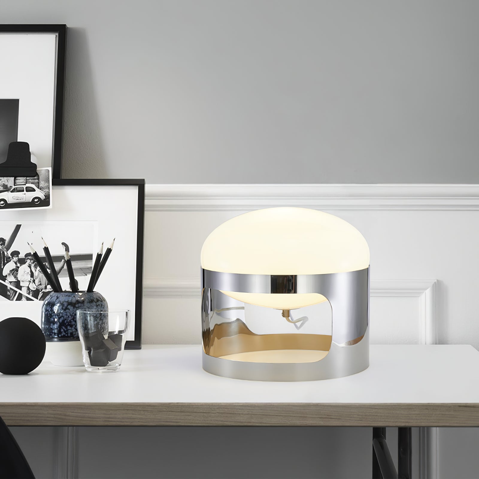 Lampada da Tavolo in Acciaio Inossidabile e Acrilico, Design Medievale, Ø 25 cm x H 24 cm, Colore Argento e Bianco